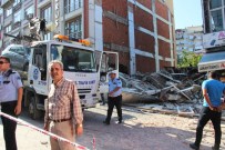 TEMEL KAZISI - İstanbul'da 5 Katlı Bina Çöktü Açıklaması Enkaz Altında 1 Kişi Var
