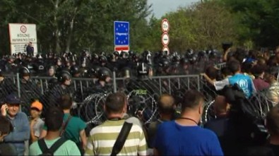 Macar Polisi Sığınmacılara Su Ve Gaz Sıktı