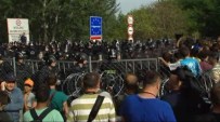 ÖZEL KUVVET - Macar Polisi Sığınmacılara Su Ve Gaz Sıktı