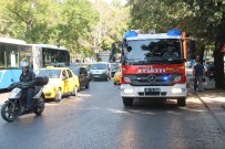 DEVLET TIYATROLARı - Otomobil Yayalara Çarptı Açıklaması 3 Yaralı