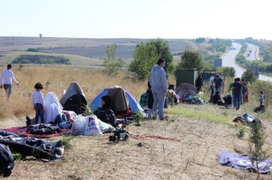 Suriyeli Sığınmacıların Edirne Otobanında Bekleyişleri Sürüyor