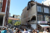 TEMEL KAZISI - Üsküdar'da 5 katlı bina çöktü!