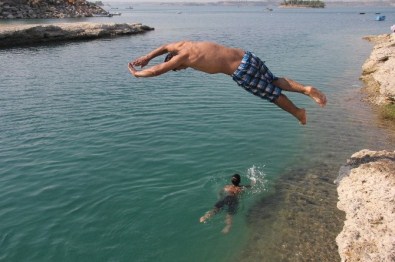 Çocuklar Süs Havuzunda Serinliyor