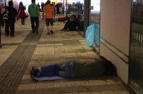 KIZILHAÇ - Sığınmacılar, Avusturya'da Tren İstasyonlarını Kamp Alanına Çevirdi