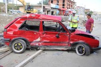 Tır'ın Çarptığı Otomobildeki 2 Kişi Ağır Yaralandı