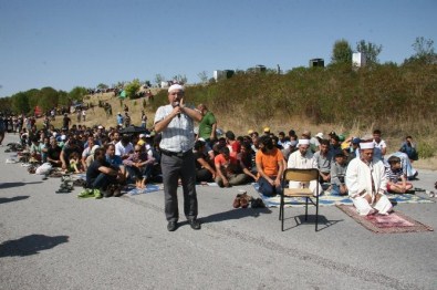 Edirne Valisi Şahin, Suriyeli Sığınmacılarla Birlikte Edirne Otobanında Cuma Namazı Kıldı