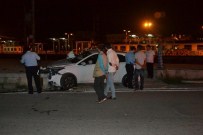 MİTHAT PAŞA - Otomobil, Tren İstasyonun Duvarına Çarptı Açıklaması 2 Yaralı