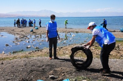 Van'da Dünya Kıyı Temizliği Günü