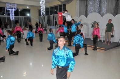 Gümüş Dans Topluluğu Kıbrıs'ta Gösterilerini Sunuyor