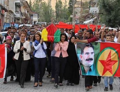 Kadın teröristin cenazesini HDP'li vekil omuzladı