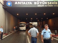 MURAT KAYA - Antalya'da Alt Geçitte Zincirleme Trafik Kazası Açıklaması 1 Ölü, 7 Yaralı