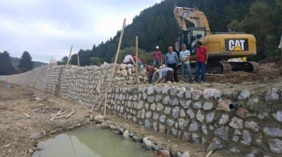 Azdavay'da İstinat Duvarı Çalışmaları Devam Ediyor