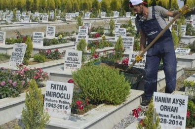 Turgutlu'da Mezarlıklara Bayram Temizliği