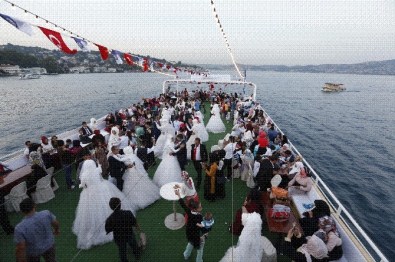 50 Çift Boğazın Mavi Sularında Dünya Evine Girdi