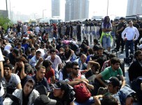 MUSTAFA BALBAY - Edirne'ye Yürüyen Mültecilere Polis Engeli