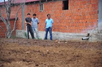 SOKAK KÖPEĞİ - Gübre Yığınına Batan Köpeği İtfaiye Kurtardı