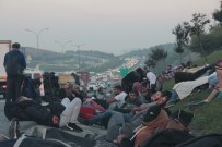 Mültecilerin TEM Otoyolu'nda Yürüyüşleri Devam Ediyor