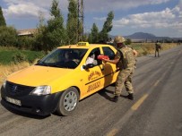 BAYRAM ŞEKERİ - Askerden Yolculara Bayram Şekeri