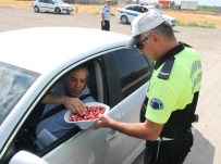 ŞERİT İHLALİ - Elazığ'da Trafik Ekiplerinden Bayram Şekerli Uyarı