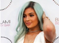 KARDASHİAN - Makyajsız haliyle şaşırttı!