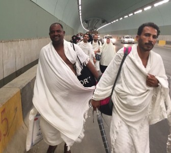Mekke'den Arafat'a Yürüyerek Çıkıyorlar