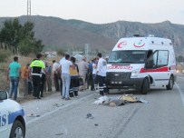 DURSUN AYGÜN - Otomobil İle Motosiklet Çarpıştı Açıklaması 1 Ölü, 2 Yaralı