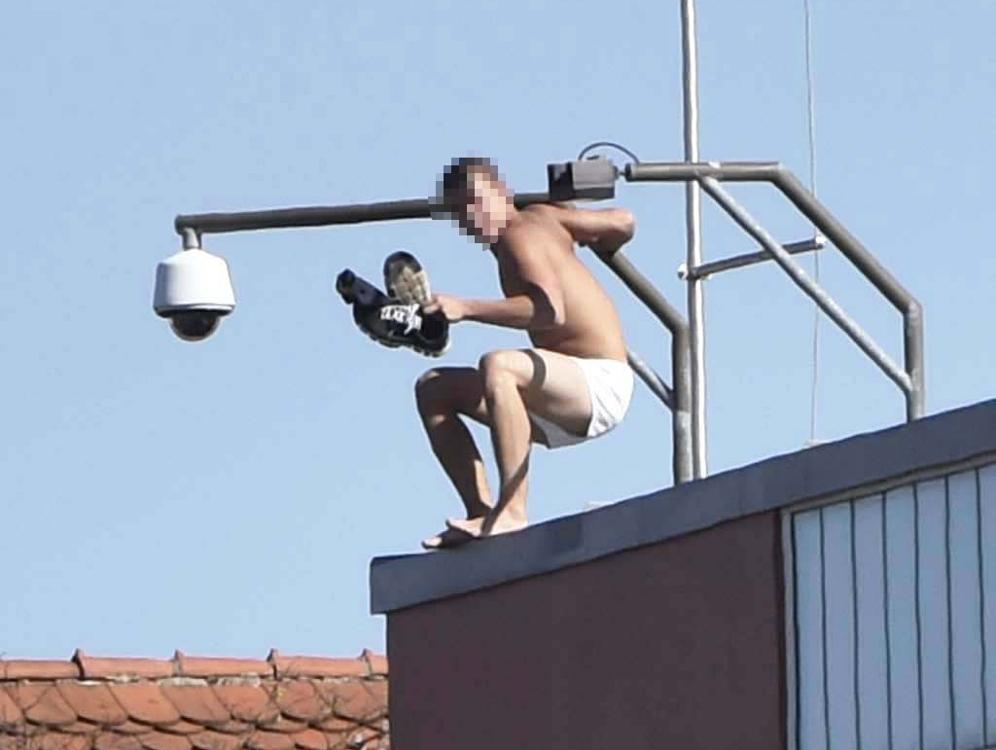 Çatıya Çıkıp Soyundu!