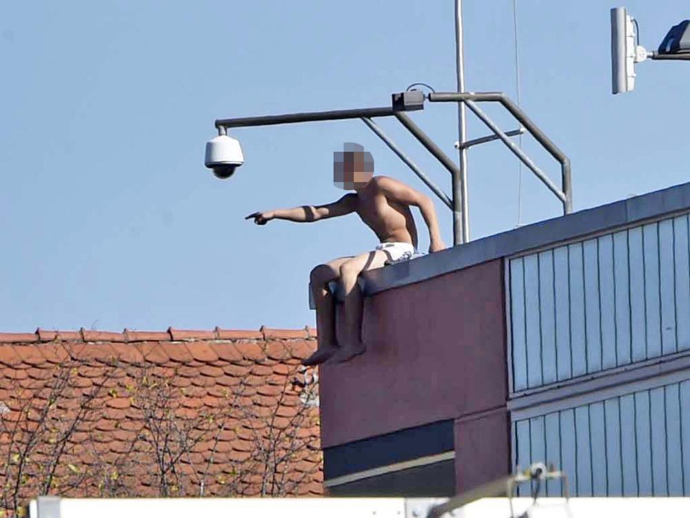 Çatıya Çıkıp Soyundu!