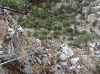 AKUT operasyon malzemelerini eşekle taşıdı