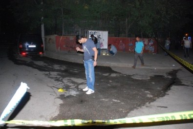 Araç İçinden Atılan El Yapımı Bomba Yoldan Geçen İki Kişiyi Yaraladı