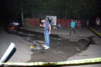 EL YAPIMI BOMBA - Araç İçinden Atılan El Yapımı Bomba Yoldan Geçen İki Kişiyi Yaraladı