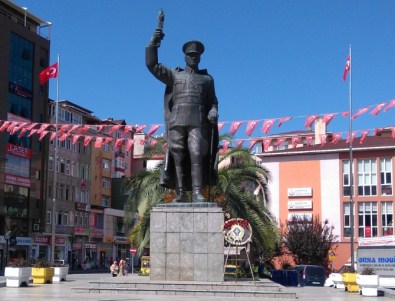 Atatürk anıtının kaldırılacağı iddiası yalanlandı