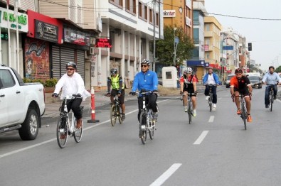Bakan Müezzinoğlu'ndan Eski Mahallesine Bisikletli Bayram Ziyareti