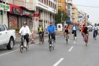 Bakan Müezzinoğlu'ndan Eski Mahallesine Bisikletli Bayram Ziyareti