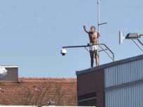 BİRA FESTİVALİ - Çatıya Çıkıp Soyundu!