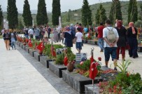 BAYRAK MİTİNGİ - Soma Maden Şehitliğinde Arife Yoğunluğu