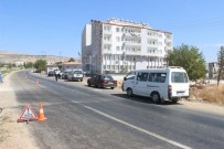 BAYRAM ŞEKERİ - Trafik Polisleri Sürücülere Bayram Şekeri Dağıtıp Dikkatli Olmaları Konusunda Uyardı