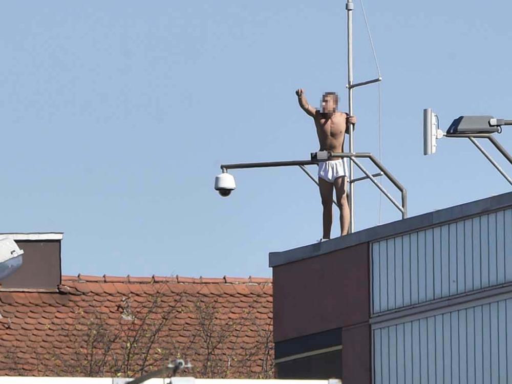 Çatıya Çıkıp Soyundu!