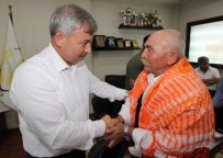 BAYRAM HEDİYESİ - Başkan Yaralı Vatandaşlarla Bayramlaştı