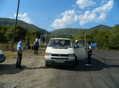Posof'ta Yol Uygulaması Yapan Polisler Vatandaşların Bayramını Kutladı