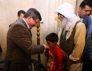 Davutoğlu bayram namazını Diyarbakır'da kıldı!
