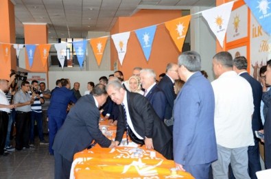 AK Parti'de Bayramlaşma Töreni