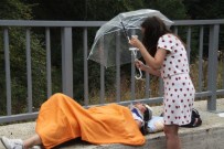 Ambulansı Beklerken Yaralıyı Yağmurdan Böyle Korudu