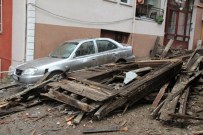ÇÖKME TEHLİKESİ - Metruk Bina Araçların Üzerine Çöktü