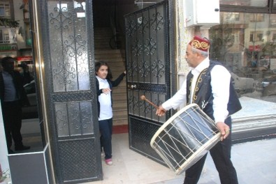 Öğrencileri Davulla Uyandırdı