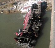 SALIH ŞAHIN - TIR Çaya Devrildi Açıklaması 2 Ölü