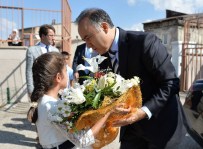 HAKTAN GÖKÇEKUYU - Vali Altıparmak İlk Ders Zilini Öğrencilerle Birlikte Çaldı