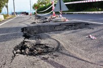 BEKIR MERT - Yağmur Sonrası Çöken Yol Trafiğe Kapatıldı