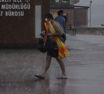 Yağmura Aldırmadan Yüzmeye Devam Ettiler