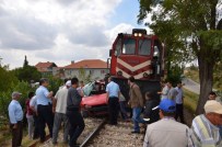 YOLCU TRENİ - Eşme'de Hemzemin Geçit Kazası Açıklaması 1 Yaralı